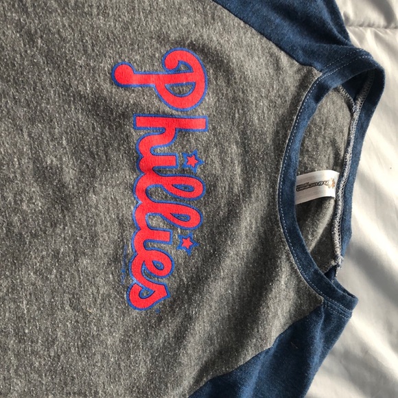 3/4 sleeve Phillies t-shirt size small - Picture 3 of 3